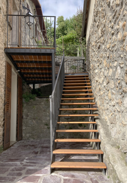 Escalier extérieur de liaison entre les deux appartements 