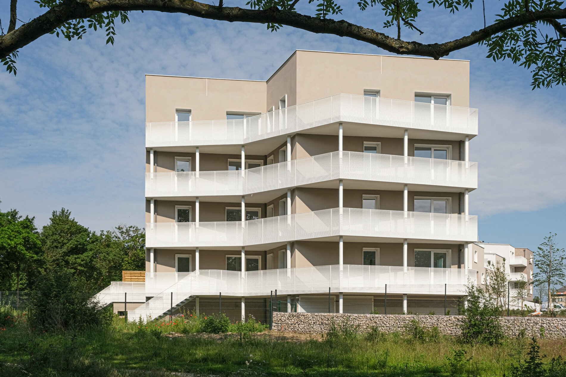 les balcons filants des logements du bâtiment collectif, s'ouvrant vers le bois de la Samaritaine