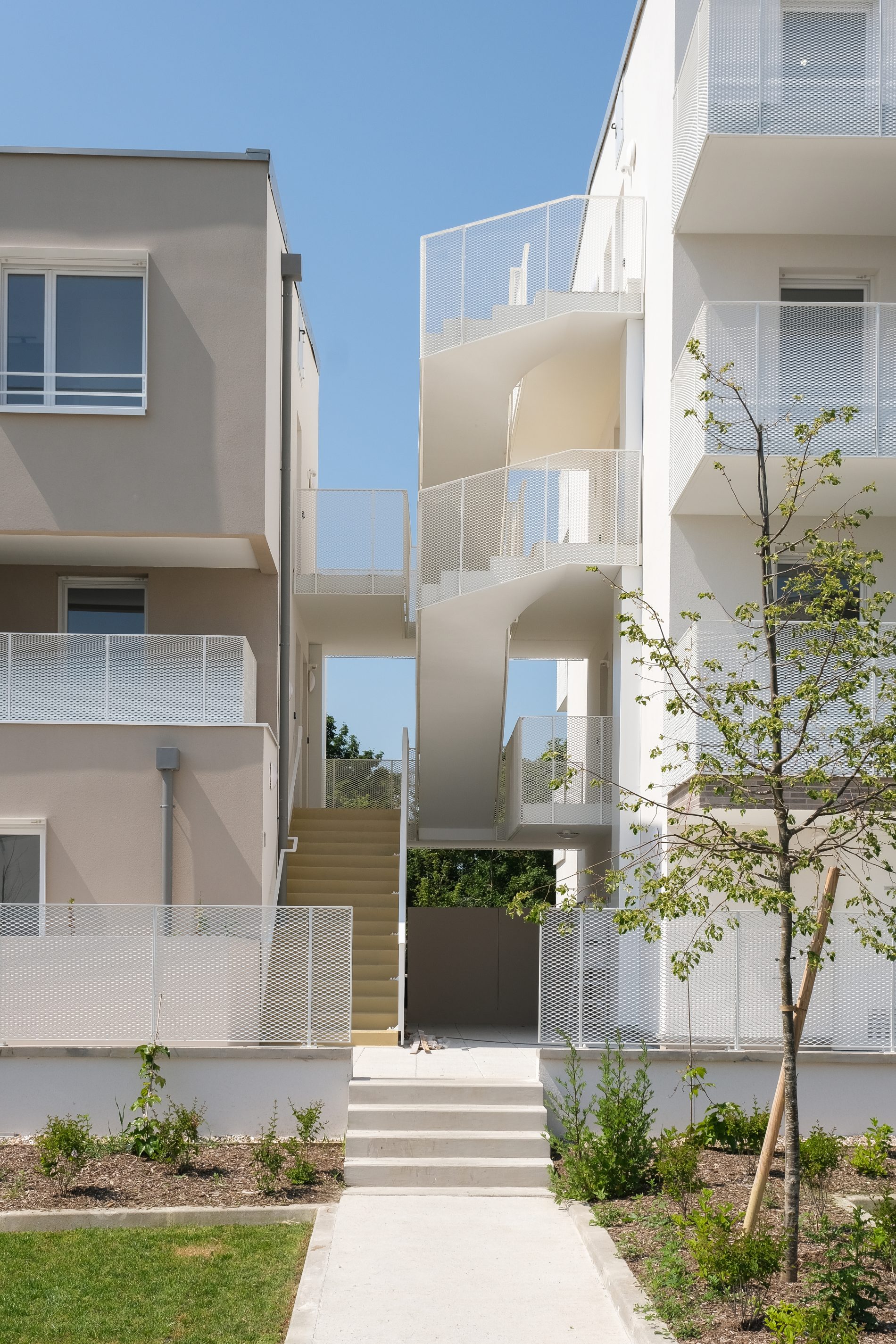 les coursives d'accès aux logements intermédiaires