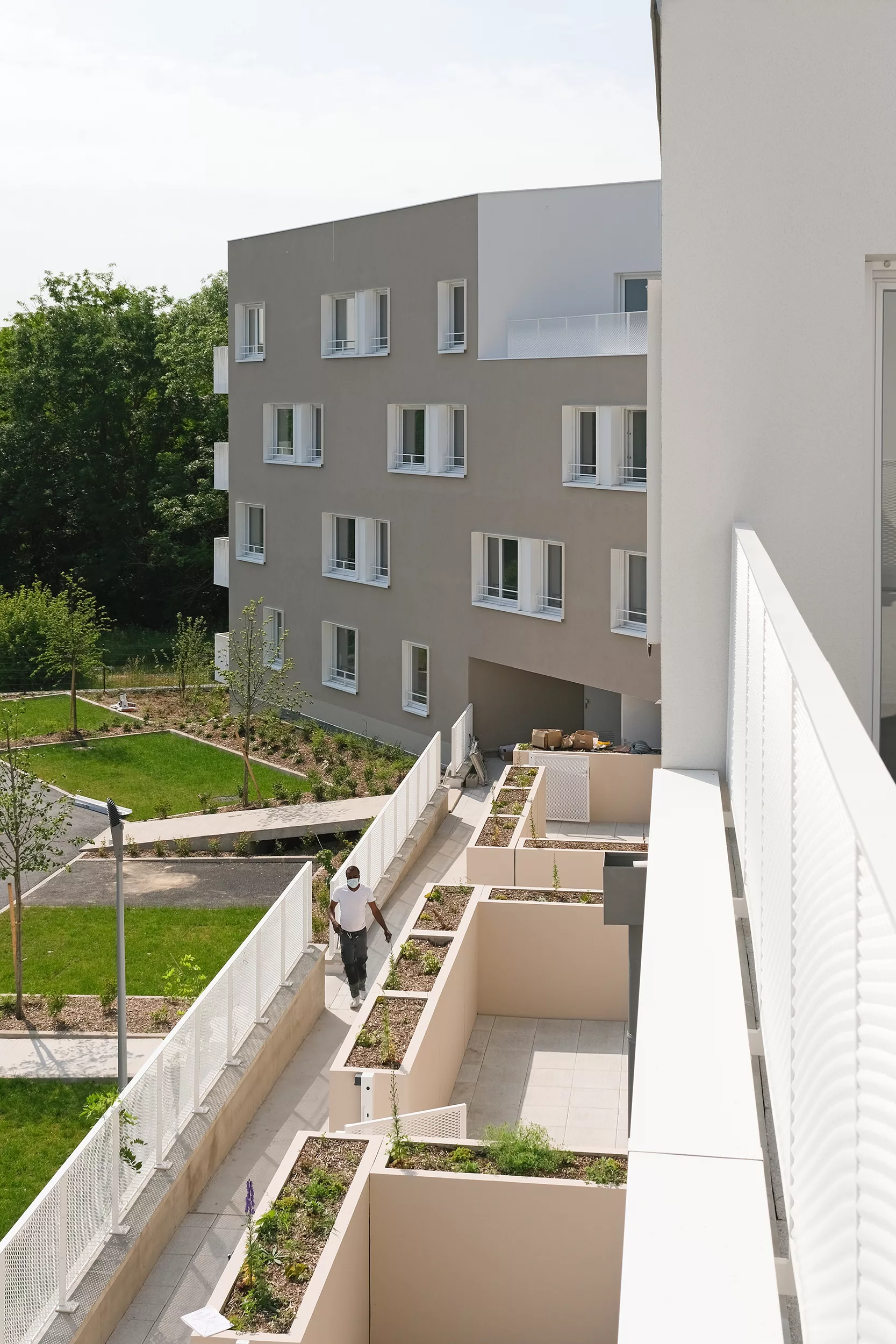 le cheminement le long du bâtiment intermédiaire