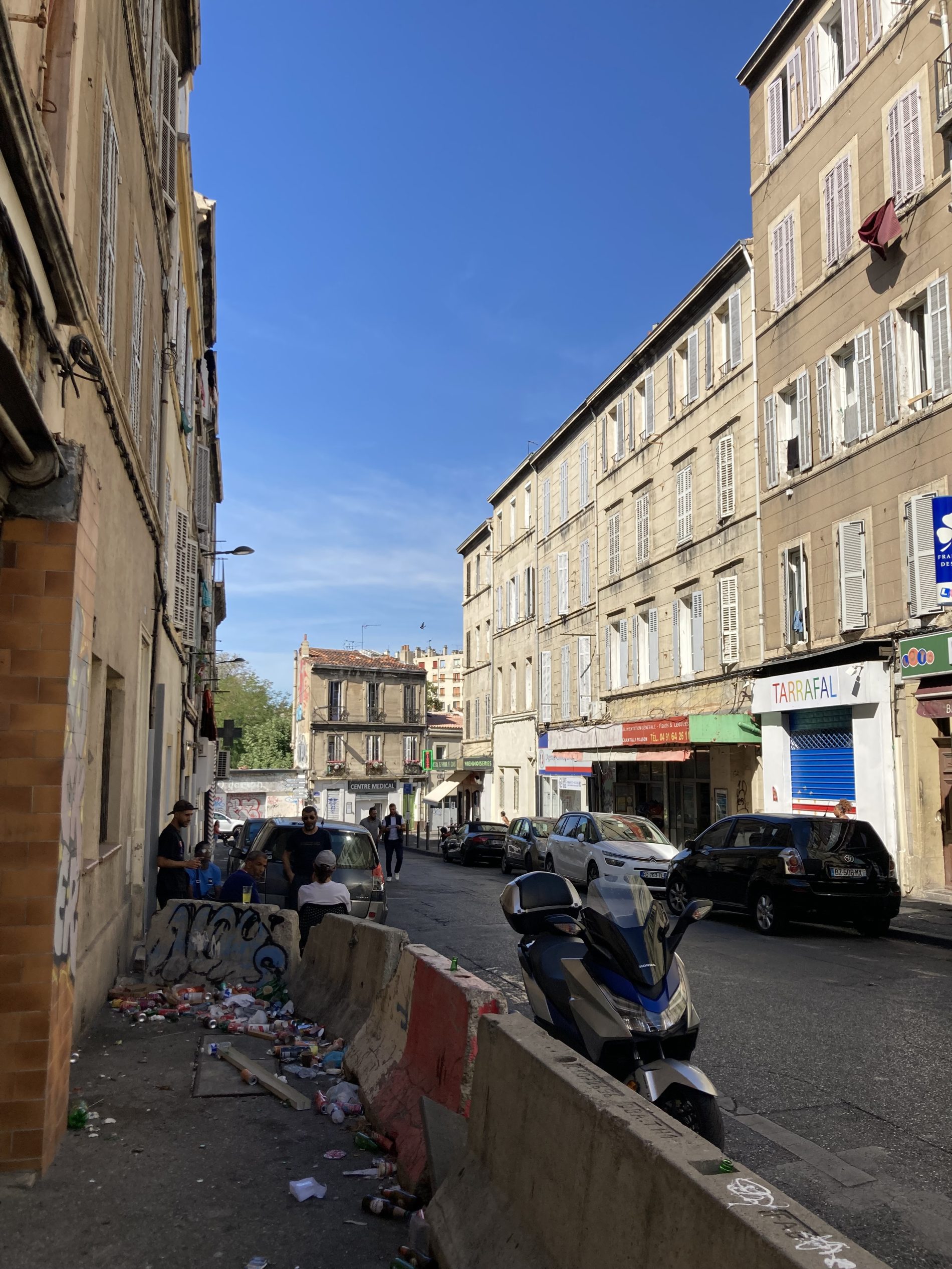 la rue vers la rue de la Belle de Mai